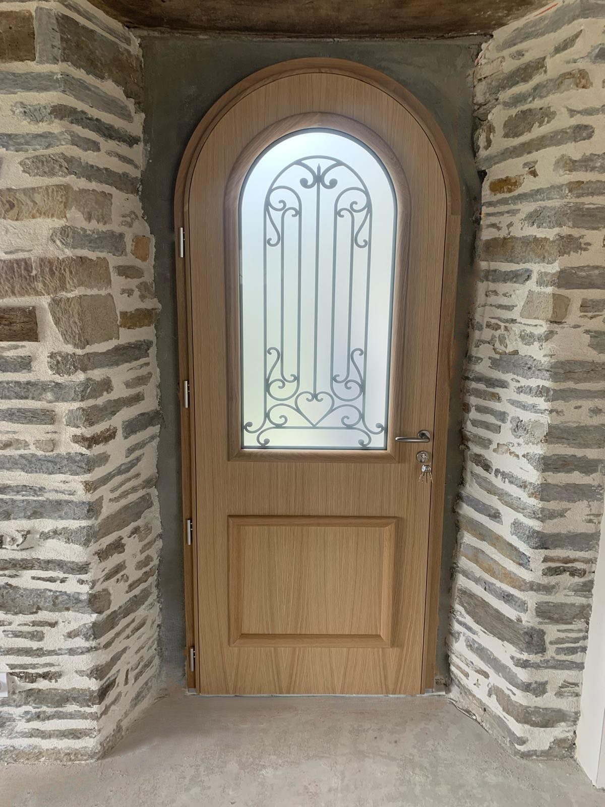 porte d'entrée cintrée vue de l'intérieur