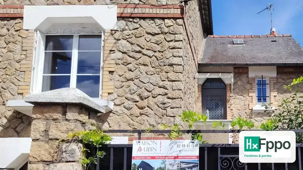 Fenêtre PVC HxFppo à deux vantaux posée par
Maison Aubin sur une maison en pierre à Rennes (35)