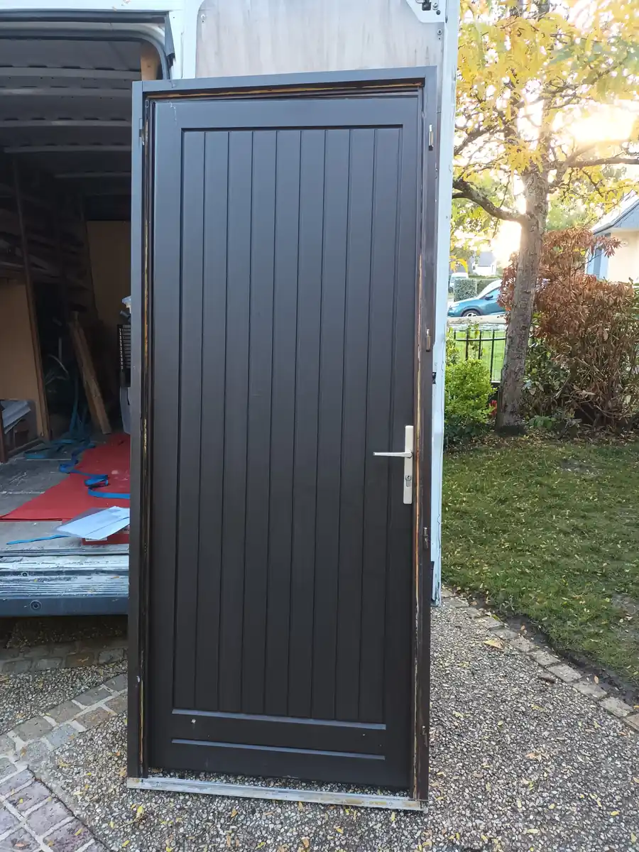 Ancienne porte de service des années 2000 déposée par Maison Aubin avant remplacement à Saint-Aubin-du-Cormier