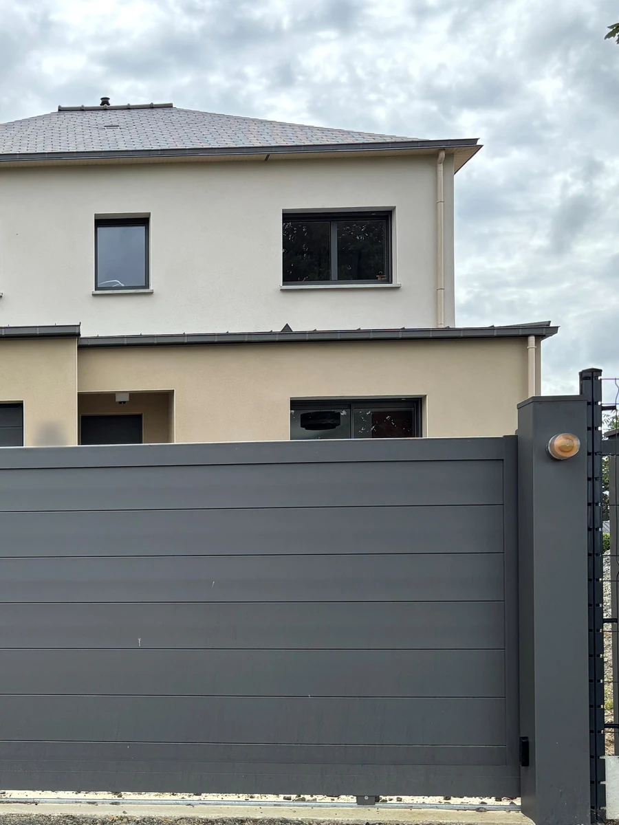Portail coulissant motorisé Somfy en aluminium gris 2900 sablé, posé par Maison Aubin à La Selle-en-Luitré
