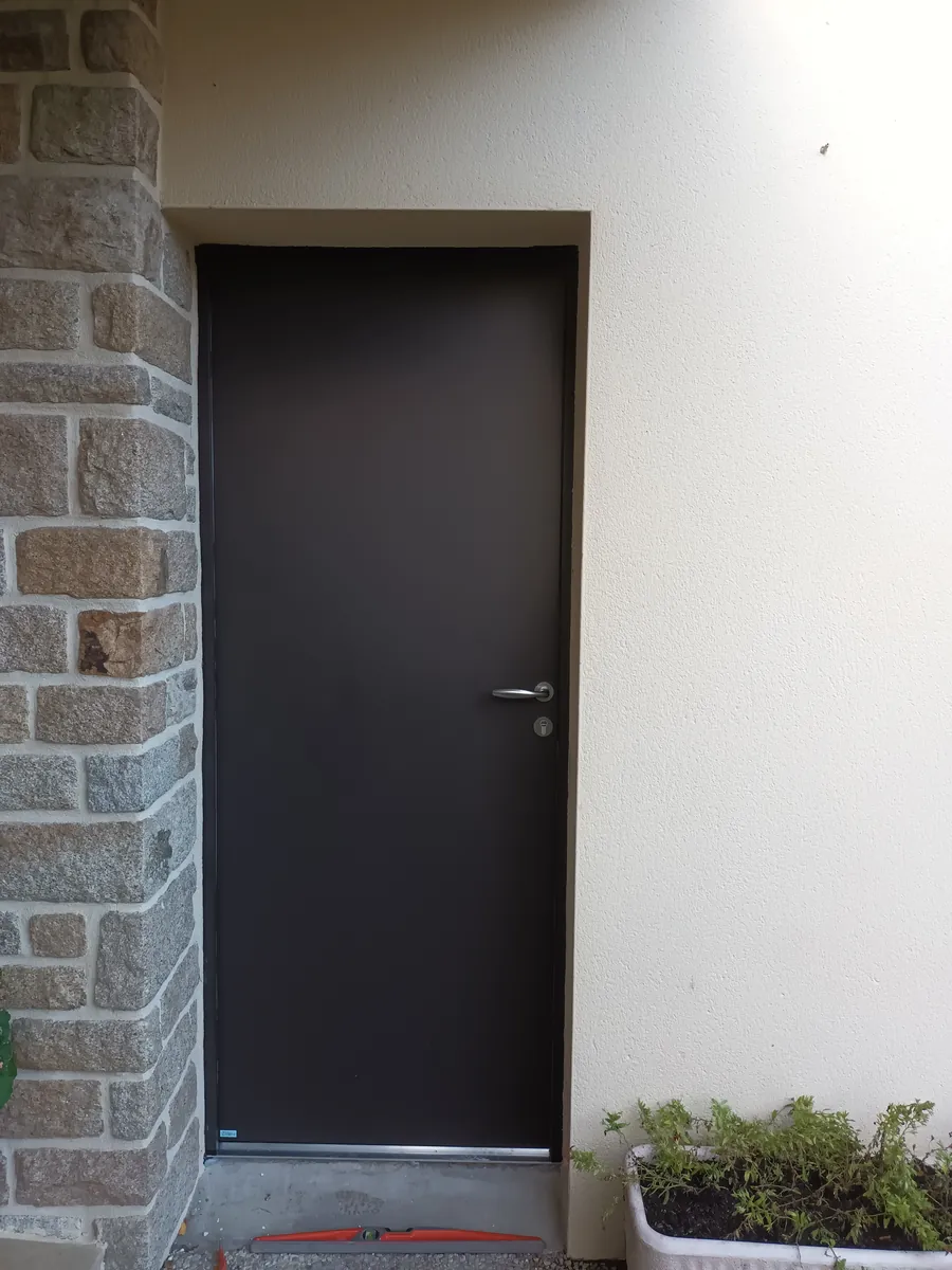 Porte de service ZILTEN aluminium Brun 8019 texturé, posée par Maison Aubin à Saint-Aubin-du-Cormier (35)