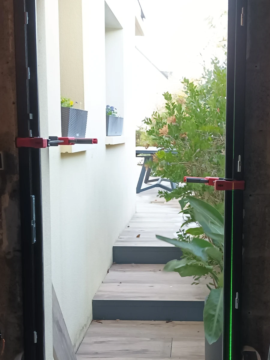 Serrure à relevage 4 rouleaux d'une porte de service ZILTEN posée par Maison Aubin en Ille-et-Vilaine