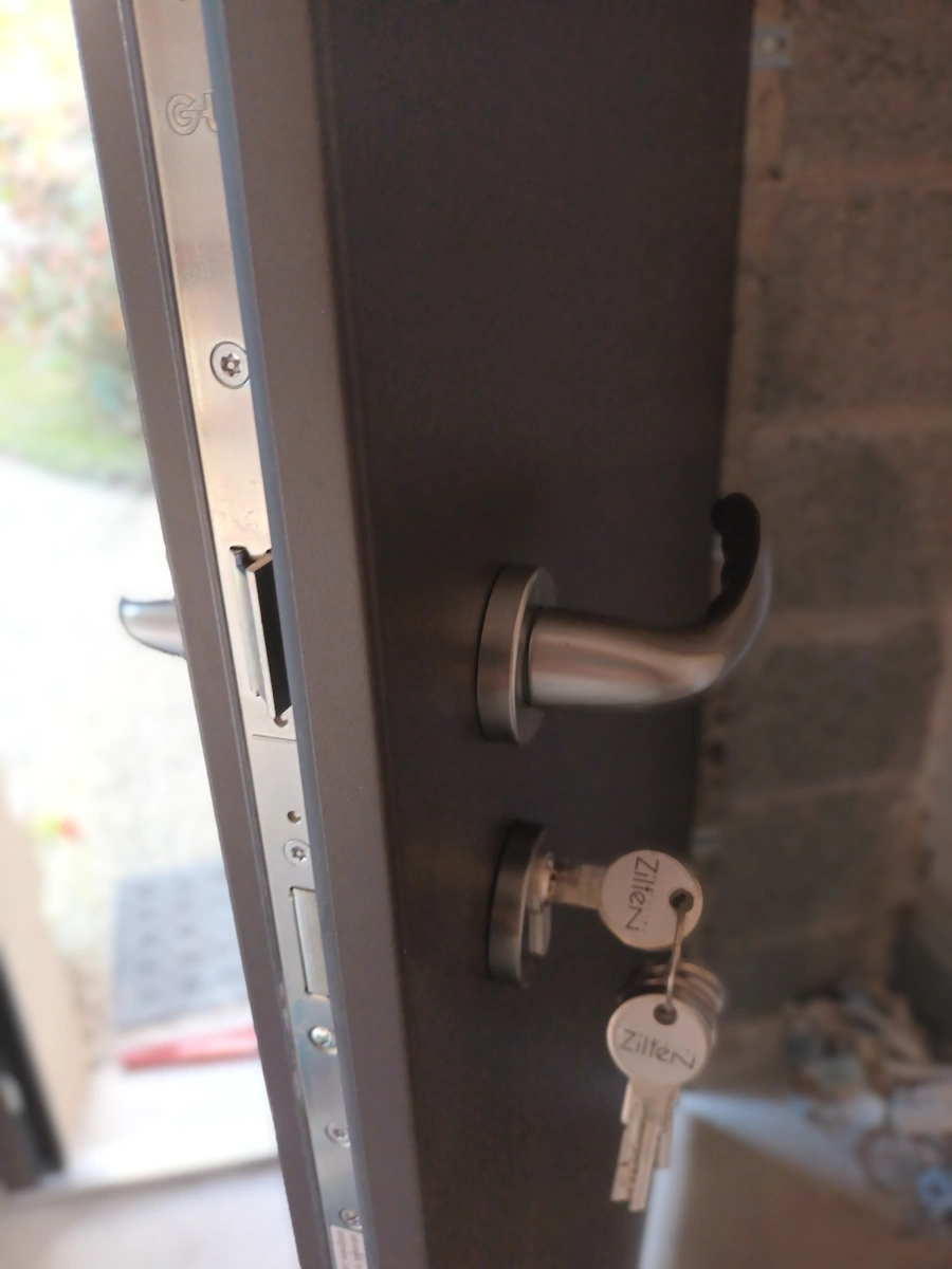 Dormant aluminium de porte de service calé au laser par Maison Aubin lors d'une pose en Ille-et-Vilaine (35)