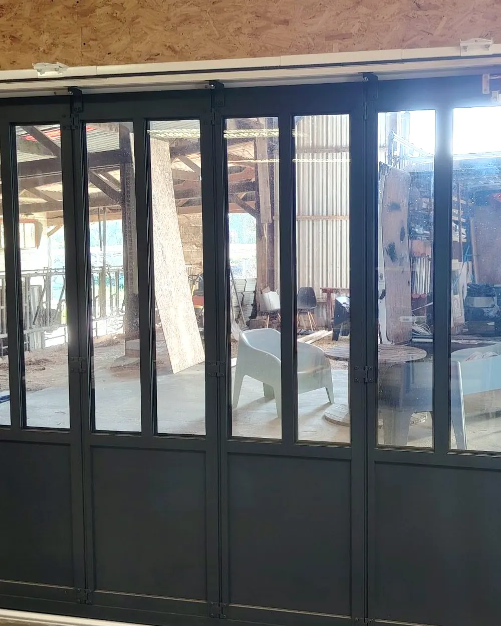 Détail intérieur des panneaux articulés d'une porte de garage latérale motorisée GYPASS, posée par Maison Aubin à Balazé (35)